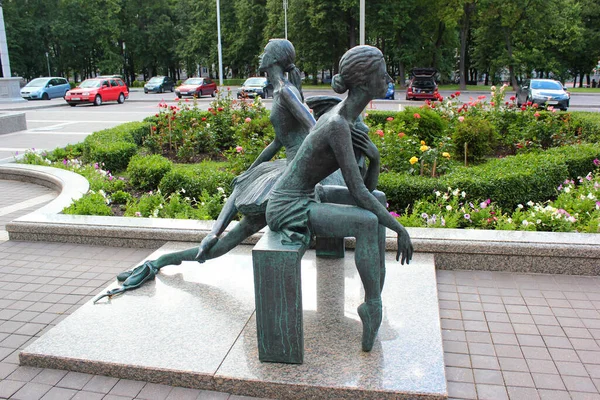 Minsk Bielorrusia Julio 2017 Escultura Bailarines Ballet Cansados Parque Cerca —  Fotos de Stock