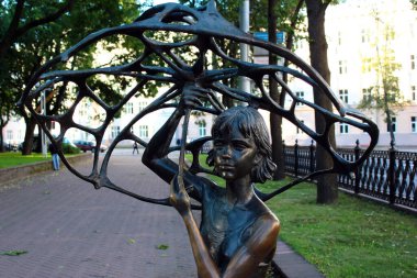 Minsk, Belarus - 14 Temmuz 2017: Vladimir Zhbanov 'un Şemsiyeli Kız Heykeli, 1999 yılında Nyamiha' daki izdiham kurbanları için bir anıt.