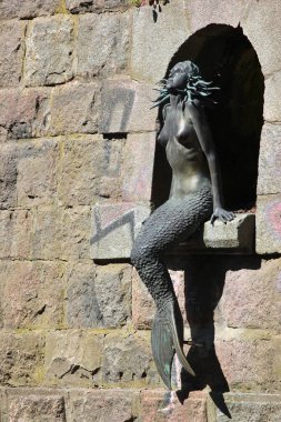 Vilnius, Litvanya - 12 Temmuz 2017: Uzupis Cumhuriyeti 'nde deniz kızı heykeli. Uzupis, Vilnius 'ta sanatçılar ve turistler arasında popüler bir bohem mahalledir..