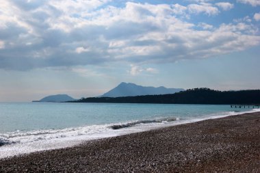 Türkiye 'nin Antalya bölgesinin Kemer kenti yakınlarındaki popüler bir turizm beldesi olan kışın Camyuva plajı