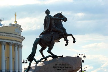 Saint Petersburg, Rusya - 4 Temmuz 2017: Bronz Atlı, Büyük Peter 'ın bir binicilik heykeli Saint Petersburg, Rusya' daki Senato Meydanı 'nda.