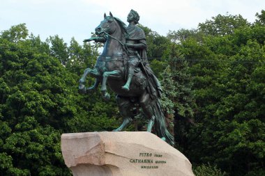 Saint Petersburg, Rusya - 4 Temmuz 2017: Bronz Atlı, Büyük Peter 'ın bir binicilik heykeli Saint Petersburg, Rusya' daki Senato Meydanı 'nda.