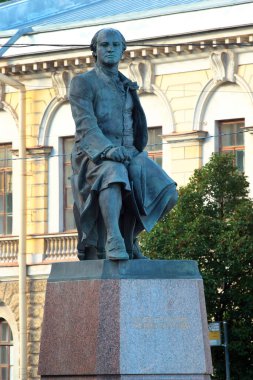 Saint Petersburg, Rusya - 4 Temmuz 2017: St. Petersburg Devlet Üniversitesi kampüsündeki ünlü Rus bilim adamı, doğa bilimci ve şair Mikhail Lomonosov Anıtı.