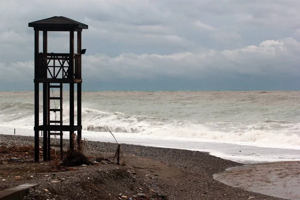 Wieża Ratownicza Pustej Zimowej Plaży — Zdjęcie stockowe