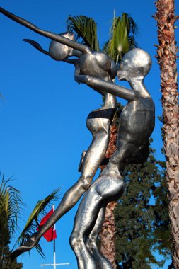 Kemer, Türkiye - 4 Şubat 2022: Zafer Sari 'nin Aşk Yağmuru heykeli, 2007. Antalya bölgesinde popüler bir tatil beldesi olan Kemer 'deki Kugulu Parkı' nda çeşme olarak kurulmuş..