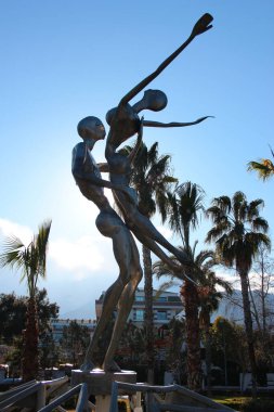 Kemer, Türkiye - 4 Şubat 2022: Zafer Sari 'nin Aşk Yağmuru heykeli, 2007. Antalya bölgesinde popüler bir tatil beldesi olan Kemer 'deki Kugulu Parkı' nda çeşme olarak kurulmuş..