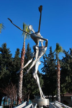 Kemer, Türkiye - 4 Şubat 2022: Zafer Sari 'nin Aşk Yağmuru heykeli, 2007. Antalya bölgesinde popüler bir tatil beldesi olan Kemer 'deki Kugulu Parkı' nda çeşme olarak kurulmuş..