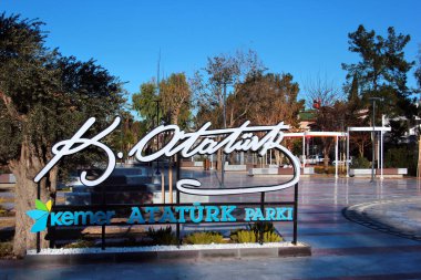 Kemer, Türkiye - 4 Şubat 2022: Antalya bölgesinde popüler bir tatil beldesi olan Kemer şehir merkezindeki Atatürk halk parkına giriş.