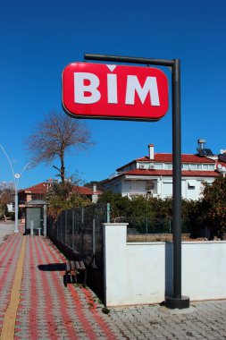 Camyuva, Türkiye - 4 Şubat 2022: Temel gıda ürünleri ve tüketim malları sunan indirimli mağazalar ağını işleten bir Türk perakende şirketi olan BIM 'in logosu.