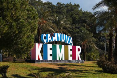 Kemer, Türkiye - 4 Şubat 2022: Antalya bölgesindeki Kemer belediyesinde küçük bir tatil köyü olan Camyuva 'ya hoş geldiniz
