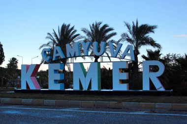 Kemer, Türkiye - 4 Şubat 2022: Antalya bölgesindeki Kemer belediyesinde küçük bir tatil köyü olan Camyuva 'ya hoş geldiniz
