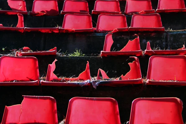 Разбитые Красные Пластиковые Стулья Заброшенном Стадионе — стоковое фото