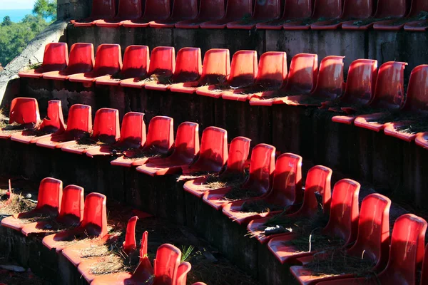 Gebroken Rode Plastic Stoelen Een Verlaten Stadion — Stockfoto