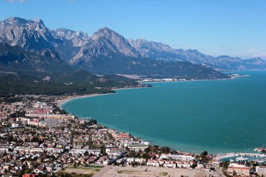 Türkiye 'nin Akdeniz kıyısındaki Antalya ilinin bir sahil beldesi ve ilçesi olan Kemer' in hava manzarası