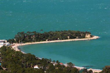Türkiye 'nin Akdeniz kıyısında yer alan Kemer' deki Yoruk Parkı, Antalya ilinin sahil beldesi ve ilçesinin havadan görüntüsü