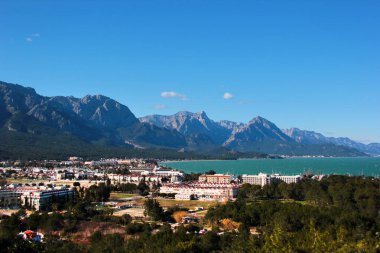 Türkiye 'nin Akdeniz kıyısındaki Antalya ilinin bir sahil beldesi ve ilçesi olan Kemer' in hava manzarası