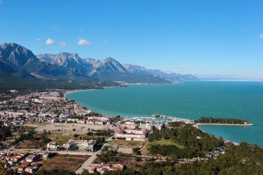 Türkiye 'nin Akdeniz kıyısındaki Antalya ilinin bir sahil beldesi ve ilçesi olan Kemer' in hava manzarası