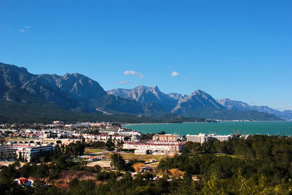 Türkiye 'nin Akdeniz kıyısındaki Antalya ilinin bir sahil beldesi ve ilçesi olan Kemer' in hava manzarası
