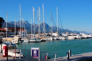 Kemer, Türkiye - 4 Şubat 2022: Türkiye 'nin Akdeniz kıyısındaki Antalya ilinde bir sahil beldesi olan Kemer yat marinasında yelkenli tekne ve motorlu tekne