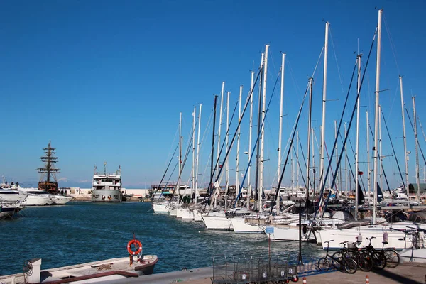 Kemer, Türkiye - 4 Şubat 2022: Türkiye 'nin Akdeniz kıyısındaki Antalya ilinde bir sahil beldesi olan Kemer yat marinasında yelkenli tekne ve motorlu tekne