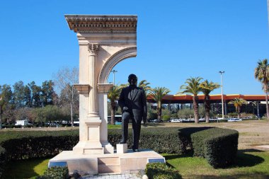 Antalya - Türkiye - 11 Şubat 2022: Antalya Merkez Otobüs İstasyonu 'ndaki Mustafa Kemal Atatürk Anıtı. Türkiye Cumhuriyeti 'nin kurucusu bugün hâlâ ülkede saygı görüyor.