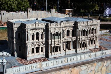 Antalya - Türkiye - 11 Şubat 2022: Kepez Mahallesi 'nde çocuk parkı, oyun alanları, piknik noktaları ve minyatür Türk simgelerinden oluşan açık hava müzesi