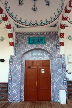 Cirali, Türkiye - 20 Şubat 2022: Cirali merkez camisi, 1996 yılında inşa edildi. Cirali, Antalya ilinin Kemer ilçesine bağlı bir köydür..