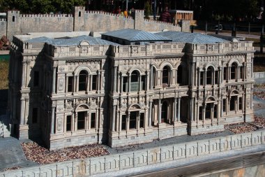 Antalya - Türkiye - 26 Şubat 2022: Minyatür Türk simgelerinden oluşan açık hava müzesi bulunan popüler bir park olan Dokuma Parkı 'ndaki İstanbul Beylerbey Sarayı' nın modeli