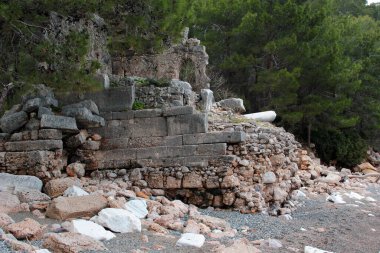 Phaselis, antik Lycia kıyısındaki bir Yunan ve Roma şehri. Antalya 'nın Kemer ilçesine bağlı Tekirova ilçesinin kalıntıları modern ilçenin kuzeyinde yer almaktadır.