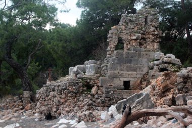 Phaselis, antik Lycia kıyısındaki bir Yunan ve Roma şehri. Harabeleri, Türkiye 'nin Antalya ilinin Kemer ilçesine bağlı Tekirova kasabasının kuzeyindedir.