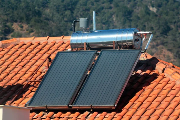Güneş enerjili su ısıtma sistemi rooftops üzerinde