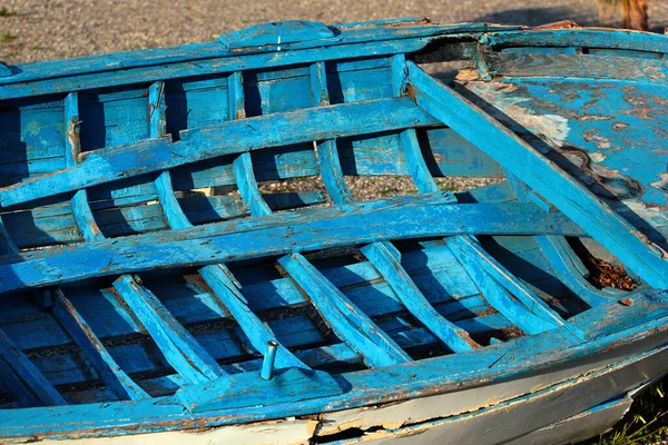 海岸の古い放棄された珍しいパントボート — ストック写真