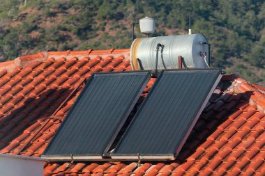 Çatıdaki güneş suyu ısıtma sistemi.
