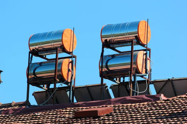 Güneş Enerjili Isıtma Sistemi Rooftops Üzerinde — Stok fotoğraf