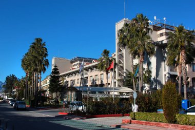 Kemer, Türkiye - 4 Şubat 2022: Türk Akdeniz Rivierası 'nda popüler bir tatil beldesi olan Kemer' deki Fame Residence Hotel.