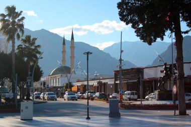 Kemer, Türkiye - 4 Şubat 2022: Türkiye 'nin güneybatısındaki Kemer, Antalya ilinin sokak manzarası. Kemer, Türkiye 'nin Akdeniz Rivierası' nda popüler bir tatil beldesi..