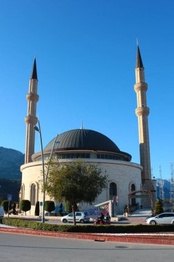 Kemer, Türkiye - 4 Şubat 2022: Türkiye 'nin güneybatısındaki Kemer, Antalya ilindeki Huzur Camisi. Kemer, Türkiye 'nin Akdeniz Rivierası' nda popüler bir tatil beldesi..