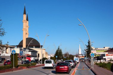 Kemer, Türkiye - 4 Şubat 2022: Türkiye 'nin güneybatısındaki Kemer, Antalya ilinin sokak manzarası. Kemer, Türkiye 'nin Akdeniz Rivierası' nda popüler bir tatil beldesi..