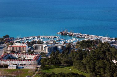 Kemer, Türkiye - 14 Mart 2022: Türkiye 'nin güneybatısındaki Kemer, Antalya ilinin hava görüntüsü. Kemer, Türkiye 'nin Akdeniz Rivierası' nda popüler bir tatil beldesi.