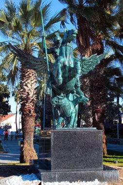 Kemer, Türkiye - 4 Şubat 2022: Yunan mitolojisinin Korint kahramanı Bellerophon 'un Binicilik Heykeli, kanatlı at üzerindeki at Pegasus, fantastik Chimera canavarını öldürdü