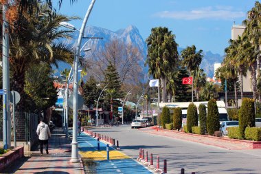 Kemer, Türkiye - 14 Mart 2022: Türkiye 'nin güneybatısındaki Kemer, Antalya ilinin sokak manzarası. Kemer, Türkiye 'nin Akdeniz Rivierası' nda popüler bir tatil beldesi.