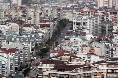 Antalya, Türkiye - 5 Nisan 2022: Antalya ilinin Konyaalti ilçesine bağlı Hurma Mahallesi 'nin havadan görünüşü