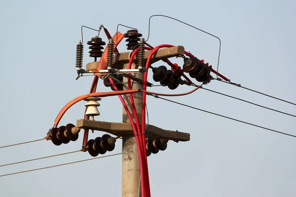 Ein Strommast Mit Drähten Isolatoren Und Kabeln — Stockfoto