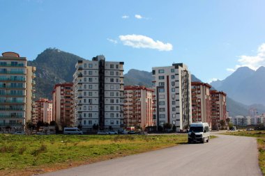 Antalya, Türkiye - 8 Nisan 2022: Akdeniz kıyısında popüler bir tatil beldesi olan Konyaalti 'nin Sarisu Mahallesi' nde yeni evler
