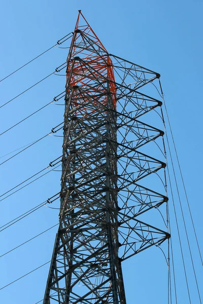 Yüksek Elektrik Pilonundaki Yüksek Voltaj Kabloları — Stok fotoğraf