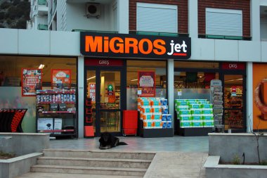 Antalya, Türkiye - 9 Nisan 2022: Migros Jet, Türkiye 'nin en büyük perakende satış şirketlerinden biri olan Migros' un bir süpermarket zinciri.