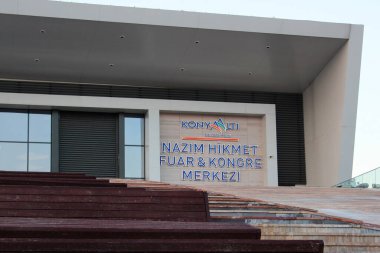 Antalya, Türkiye - 13 Nisan 2022: Antalya 'nın Konyaalti ilçesindeki Nazim Hikmet Kültür ve Kongre Merkezi. Eğitim, seminerler, konserler ve sergilerin yapıldığı popüler bir yer.
