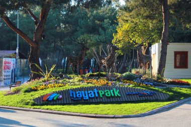 Antalya, Türkiye - 13 Nisan 2022: Antalya 'nın Konyaalti ilçesindeki Hayat halk parkı, yerel halk ve turistler arasında popüler bir dinlenme yeri