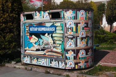 Antalya, Türkiye - 16 Nisan 2022: Kullanılmış kitaplar ve yoksul ve evsizler için yararlı olabilecek diğer bağışlanmış eşyalarla dolu bir konteynır.