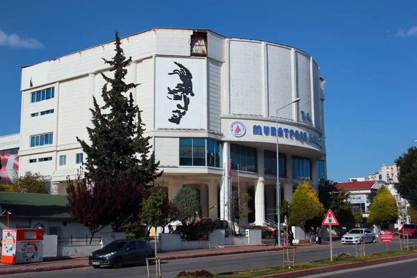 Antalya, Türkiye - 16 Nisan 2022: Antalya illerinden biri olan Muratpasa belediye yönetim binası. Muratpaşa ilçesinde birçok önemli tarihi eser vardır.